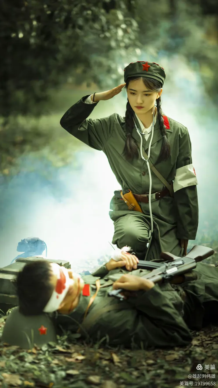 录电影《芳华》战争年代无数英雄为国家抛头颅酒热血献出了宝贵的生命让观众能够珍惜当下幸福美满生活来之不